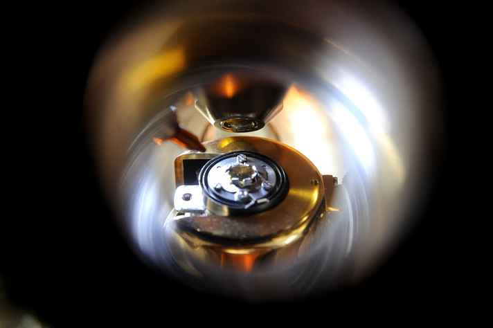 Amostra de cristal de ouro em equipamento que determina suas propriedades eletrônicas