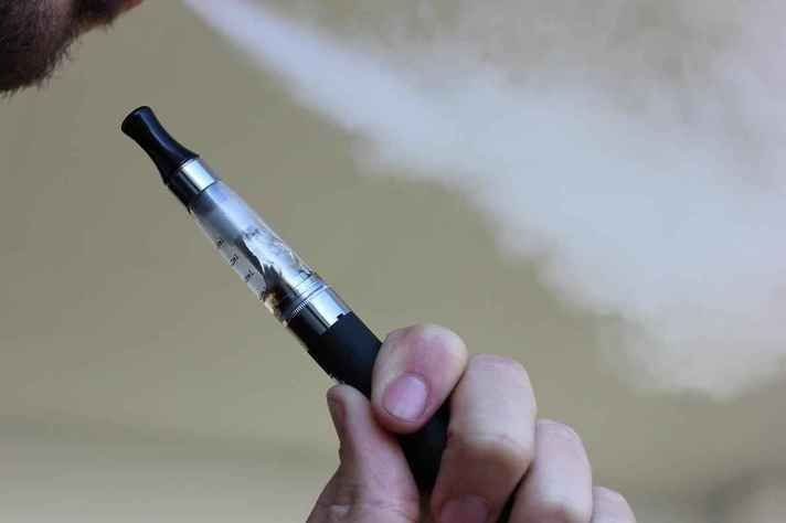 A venda do cigarro eletrônico no Brasil é proibida desde 2009, mas mais de 16% dos adolescentes já experimentaram