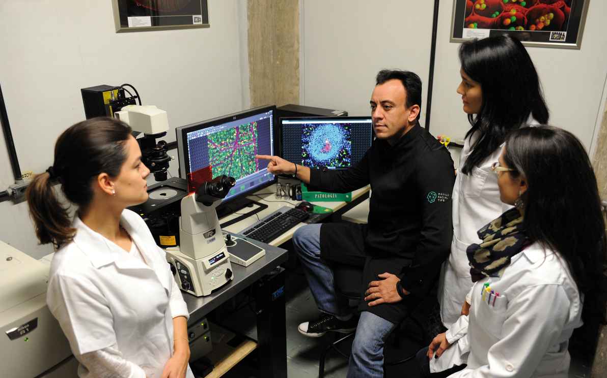 Gustavo Menezes com pesquisadoras do laboratório: equipamento gera 400 imagens por minuto