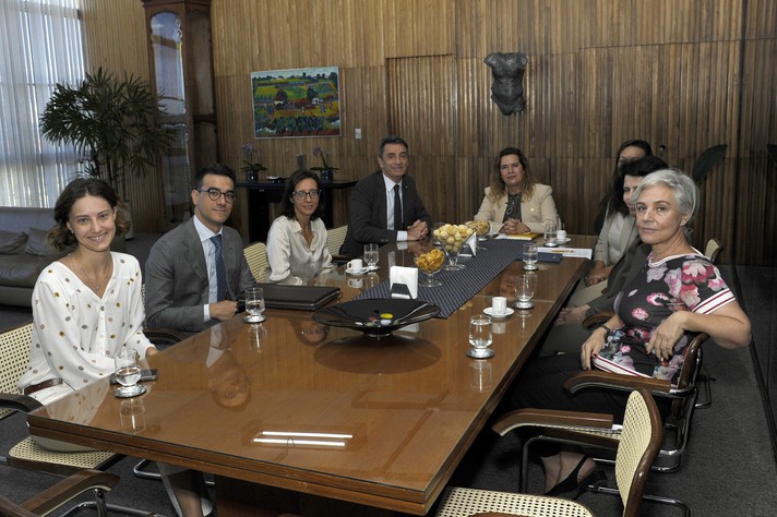 Reitora Sandra Goulart, o embaixador Alessandro Cortese (à esquerda dela) e representantes da UFMG e da embaixada italiana que participaram da visita