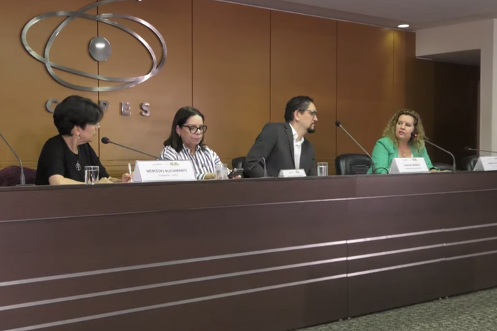 Mercedes Bustamante, Denise de Carvalho, o moderador da mesa, Charles Morphy, e a reitora Sandra Regina Goulart Almeida