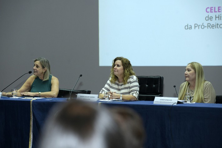 Foto: Jebs Lima | UFMG Mesa de abertura da Semana do Servidor com Márcia Machado, Sandra Goulart e Leônor Gonçalves