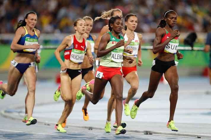 Joanna Jozwik (segunda atleta ao fundo) durante as semifinais dos 800 metros rasos nas Olimpíadas do Rio de Janeiro