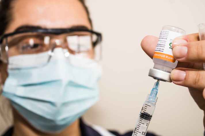 Estudos sobre combinação de vacinas ainda não foram feitos com todos imunizantes disponíveis no mercado