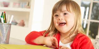 Criança com síndrome de Down realiza atividades em casa