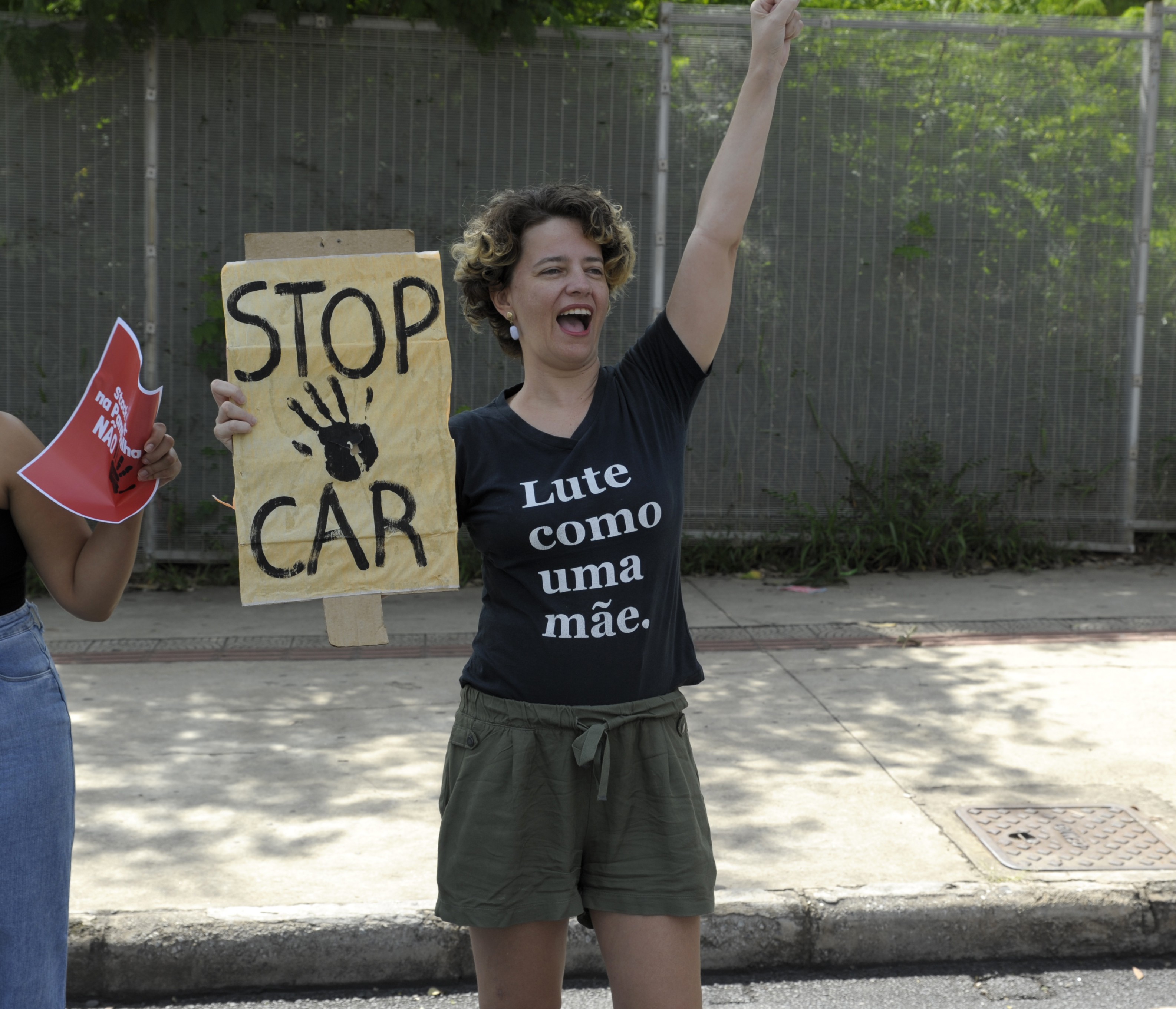 Manifestante em protesto contra a Stock Car no entorno do campus Pampulha