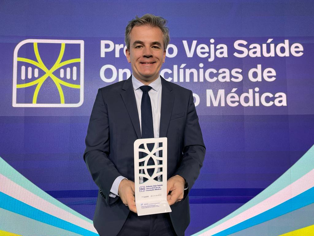 Professor Frederico Garcia, do Departamento de Psiquiatria (PSQ), representou a equipe na recepção do prêmio