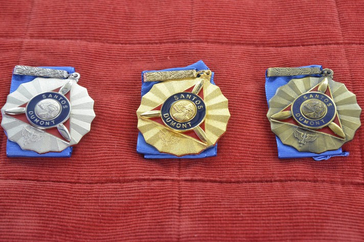 Exemplares das medalhas Santos Dumont nos graus prata, ouro e bronze
