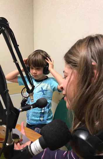 A jornalista Alessandra Ribeiro com o filho Kenzo nos estúdios da Rádio