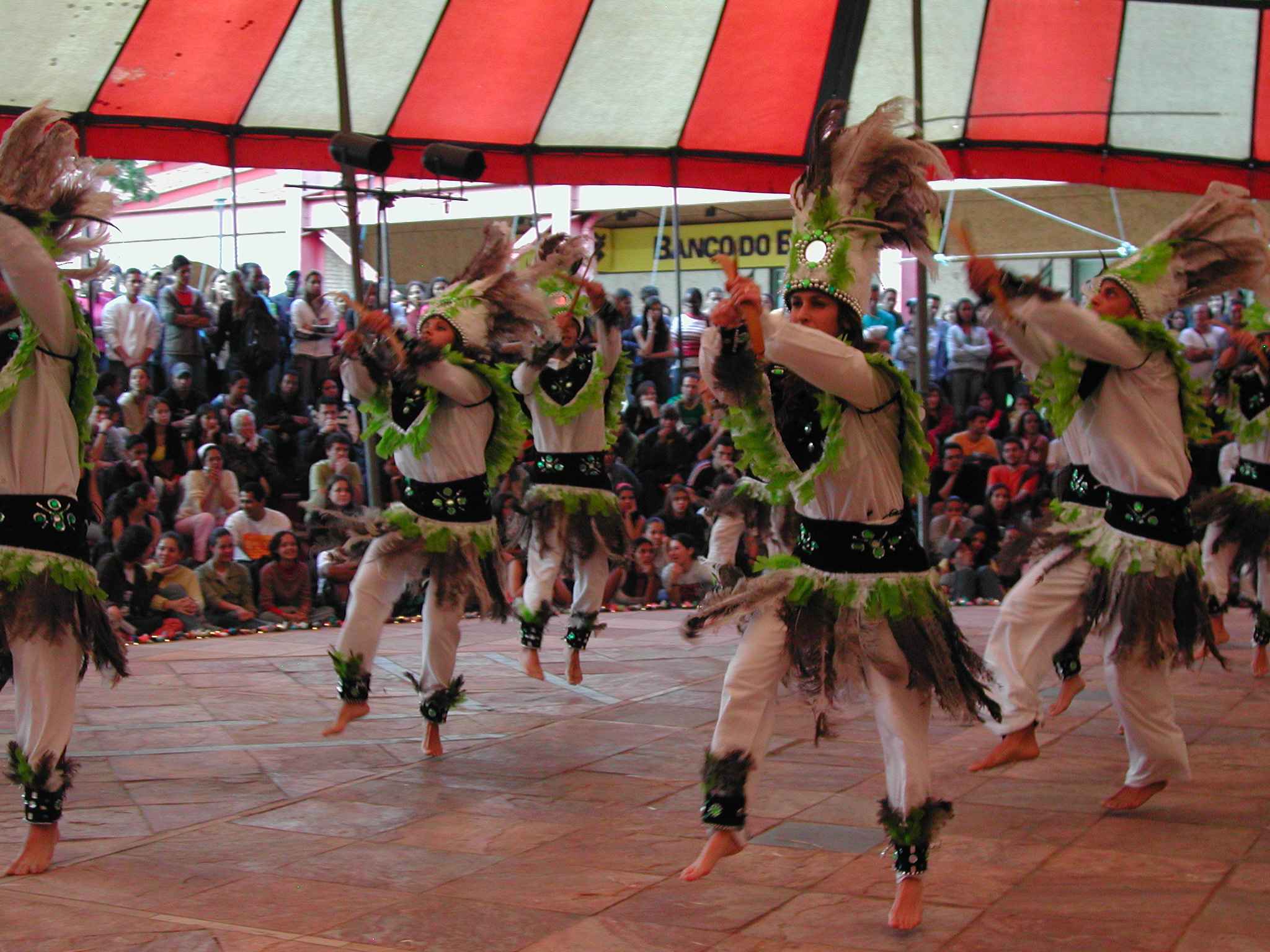 Apresentação de grupo de dança folclórica no Quarta Doze e Trinta, na praça de serviços