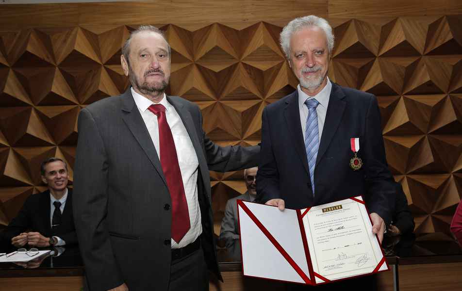 Leo Heller (à direita) recebeu medalha e diploma de Murilo Valadares