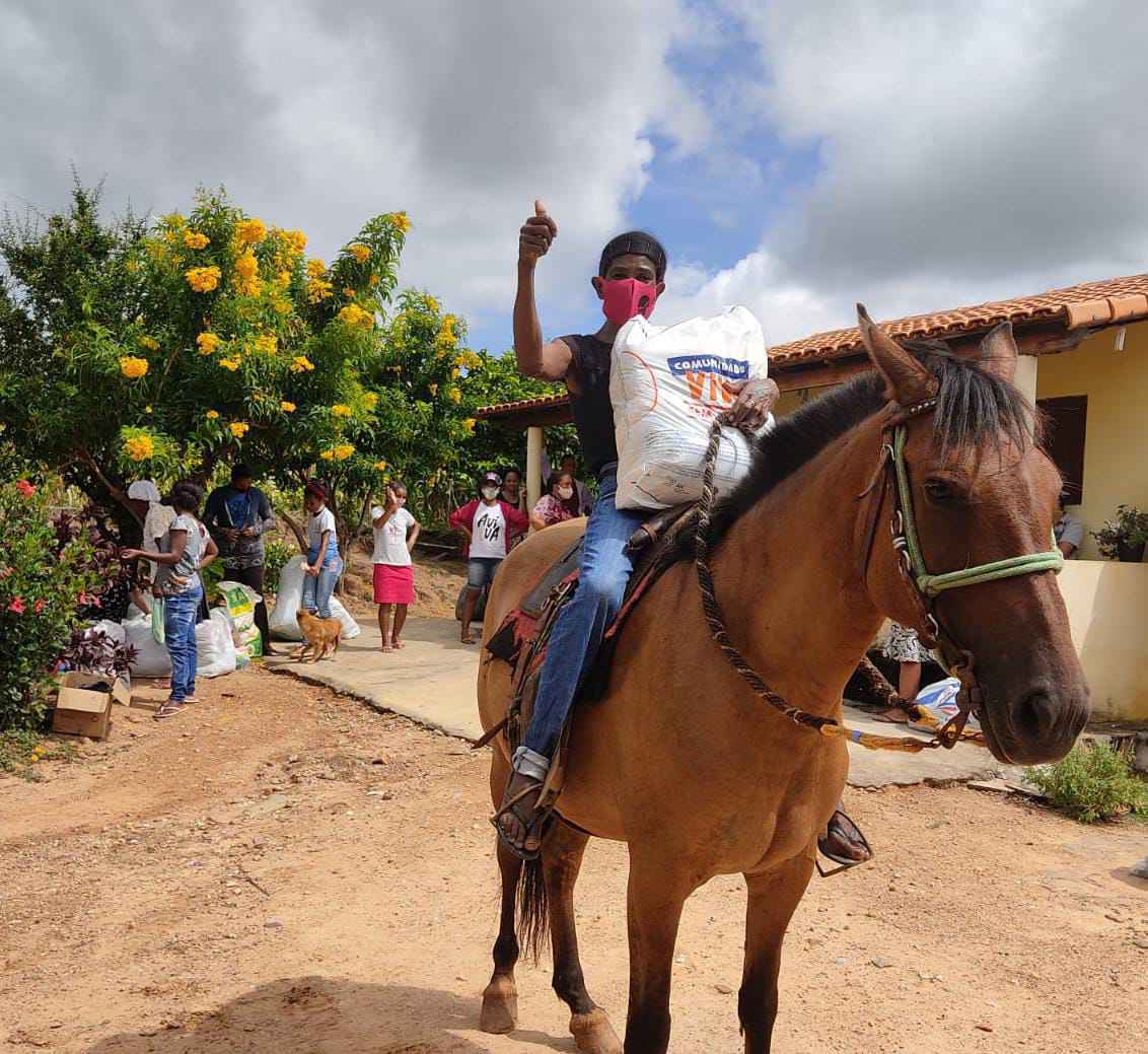Morador de Porteirinha, no Norte de Minas, recebe cesta com doações