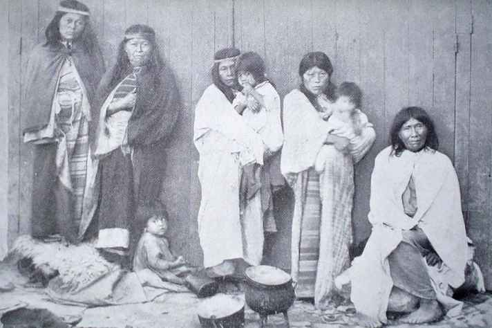 A imagem mostra a família do cacique Iongko Inakayal, que viveu no interior do Museo de La Plata.
