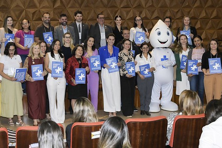 Foto: Jebs Lima | UFMG Representantes dos municípios cujas experiências foram relatadas no volume I da revista