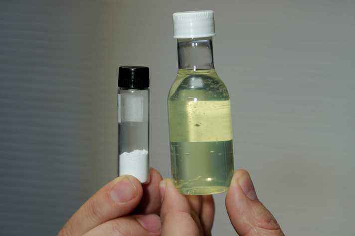 Frasco à esquerda contém o minério de nióbio; à direita, o fármaco usado no tratamento de câncer de pele