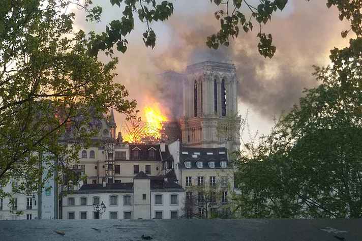 Incêndio destruiu quase todo o teto e uma das torres da Catedral de Notre-Dame