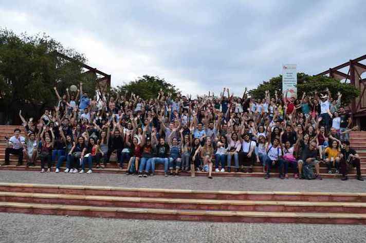 Estudantes reunidos na Praça de Serviços para a edição de 2018 do evento