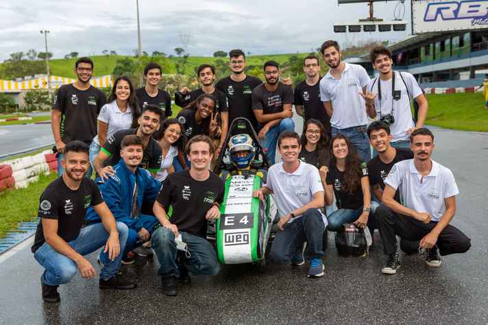 Equipe Fórmula Tesla em edição anterior da Fórmula SAE Brasil