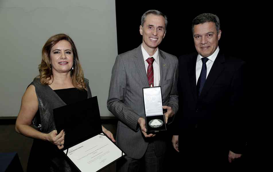 O diretor da Escola de Engenharia, Alessandro Fernandes, recebeu a Medalha Reitor Mendes Pimentel em nome do Cipmoi