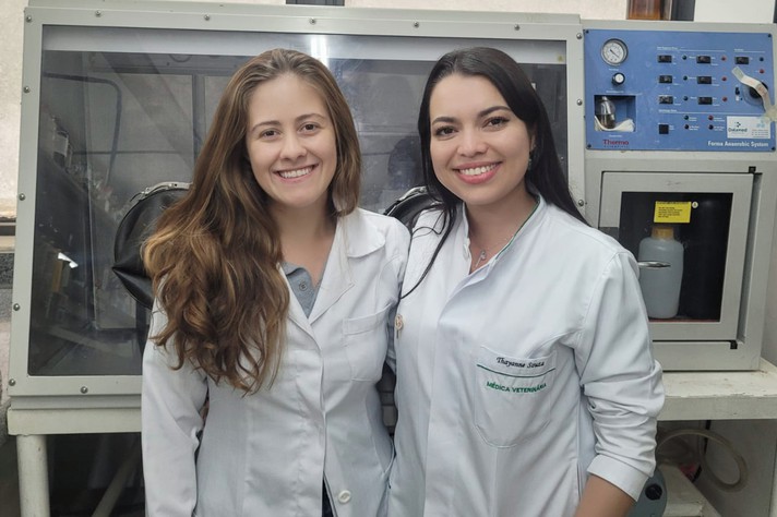 Isabela e Thayanne Gabryelle Viana, orientandas do professor Rodrigo que participaram da elaboração e aplicação dos questionários