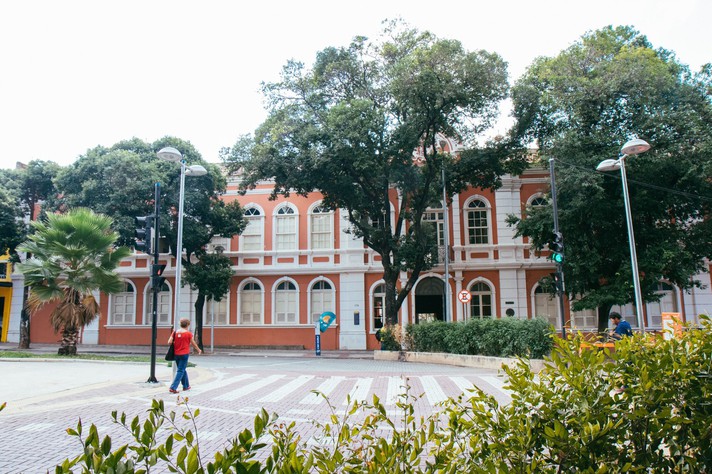 O Centro Cultural UFMG está localizado na Av.Santos Dumont, 174, Centro de BH