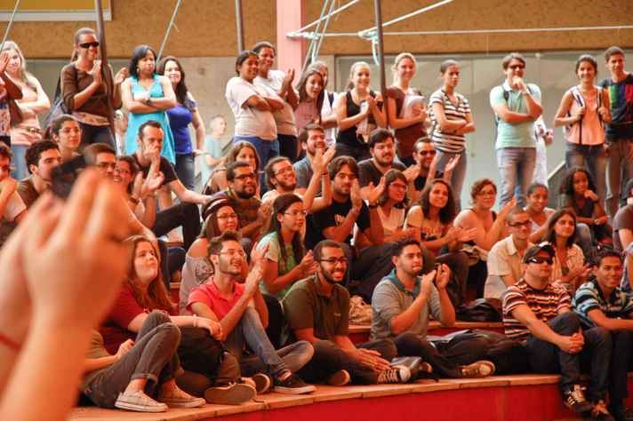 Estudantes em evento cultural contra a homofobia na Praça de Serviços, no campus Pampulha