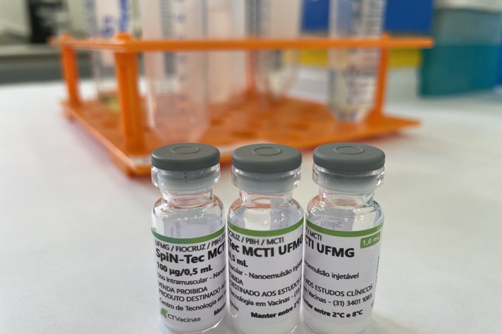 Frascos da SpiN-Tec, vacina contra a covid-19 desenvolvida na UFMG