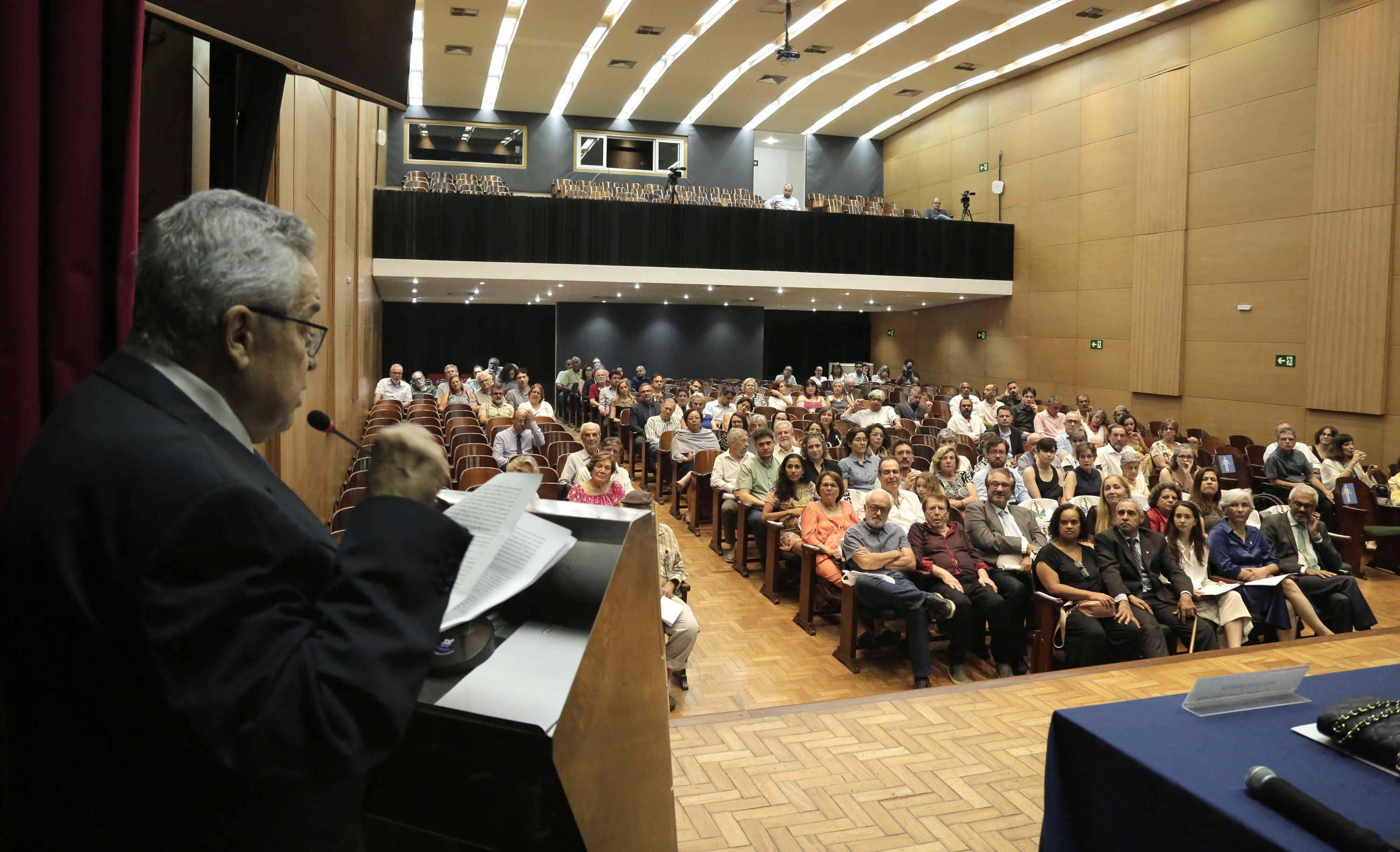 Emérito Francisco Campos discursa no auditório da Faculdade de Medicina