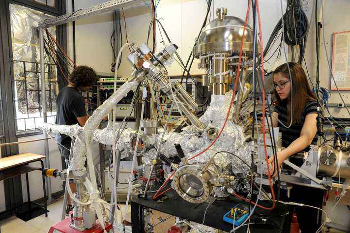 Laboratório de física de superfície é uma instalação que atende ao Programa de Pós-graduação em Física, nota 7 na avaliação da Capes