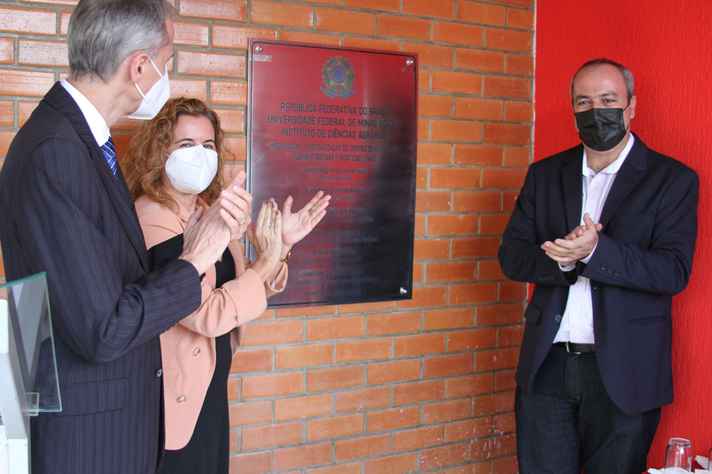 A reitora Sandra Goulart, o vice-reitor Alessandro Fernandes Moreira (à esquerda) e o diretor do ICA, Leonardo Tuffi, durante a inauguração