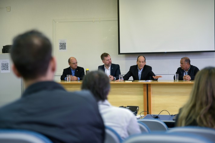 Foto: Raphaella Dias | UFMG Álvaro Prata e Marcelo Prim foram recebidos pelo coordenador da Farmavax, Rubén Sinisterra (à direita) e pelo pró-reitor de Pesquisa, Fernando Reis