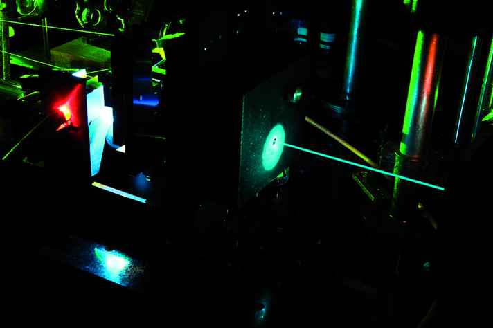 Laser sintonizável usado em experiência de espectroscopia em laboratório vinculado ao INCT de Nanomateriais de Carbono, no Icex