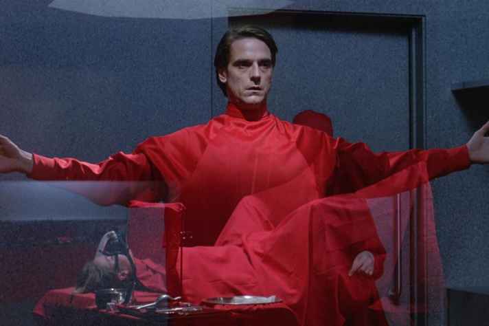 Frame de cena do filme 'Gêmeos, Mórbida Semelhança', de David Cronenberg.