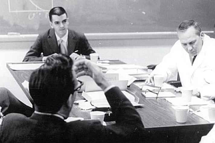 Ao centro, o patrono do prêmio, Marcos dos Mares Guia, em 1964, durante defesa de sua tese de doutorado em enzimologia na Tulane University of Louisiana