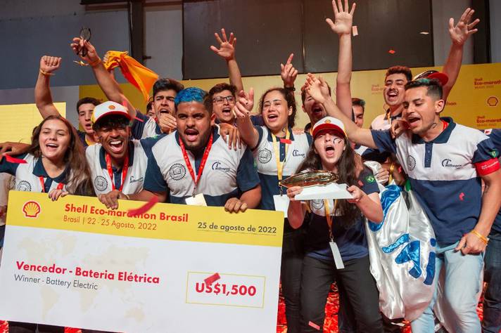 Equipe recebe da Shell o cheque no valor de 1.500 dólares, além do troféu de 1º lugar