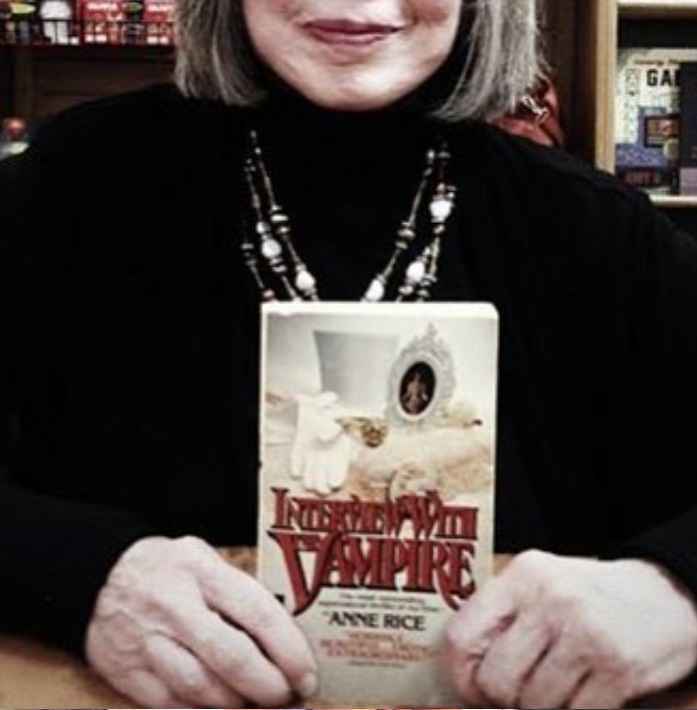 Ayra recomendou o livro Entrevista com o Vampiro, primeira obra renomada de Anne Rice para os leitores que ainda não conhecem a autora