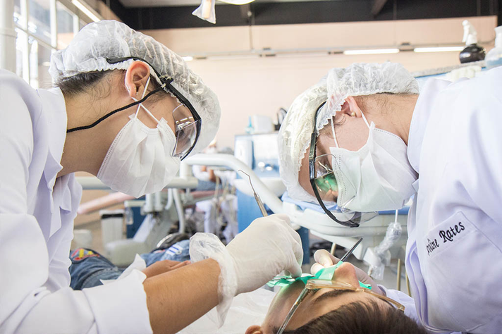 As clínicas da Faculdade de Odontologia, que atendem pacientes encaminhados pela rede pública de saúde de Belo Horizonte, são uma das mais expressivas ações de extensão da UFMG