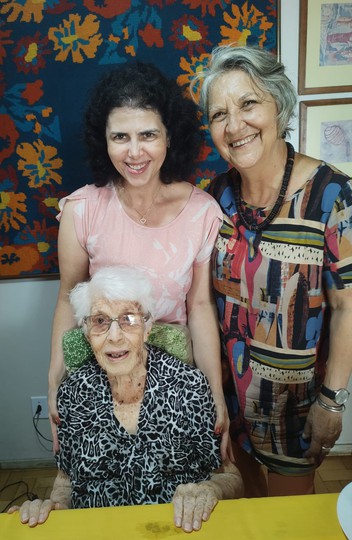Ângela com as professoras Sueli Coelho e Sônia Queiroz (à direita) no encontro que selou a doação do acervo da professora para a Fale