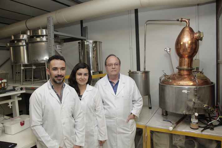 Márcio, Fabiana e Helmuth com o protótipo, que retira toxinas da bebida