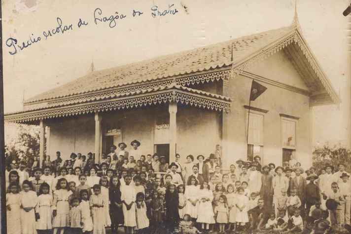 Prédio escola de Lagoa da Prata no século XX