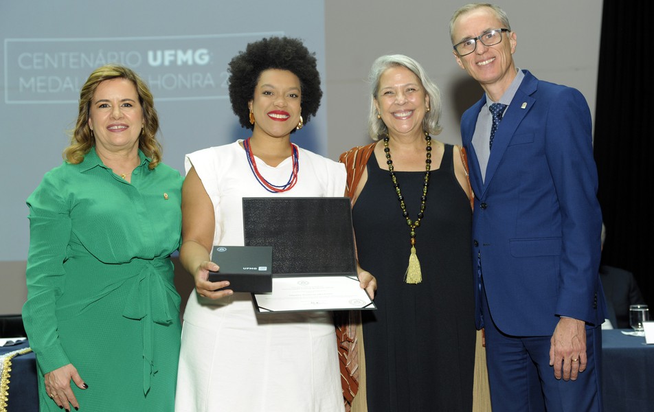 <p>A reitora Sandra Goulart, a assessora Luana de Souza, (representando a homenageada, deputada&nbsp;Dandara Tonantzin Silva Castro), a diretora da Faculdade de Educação, Andréa Moreno, e o vice-reitor, Alessandro Moreira</p>