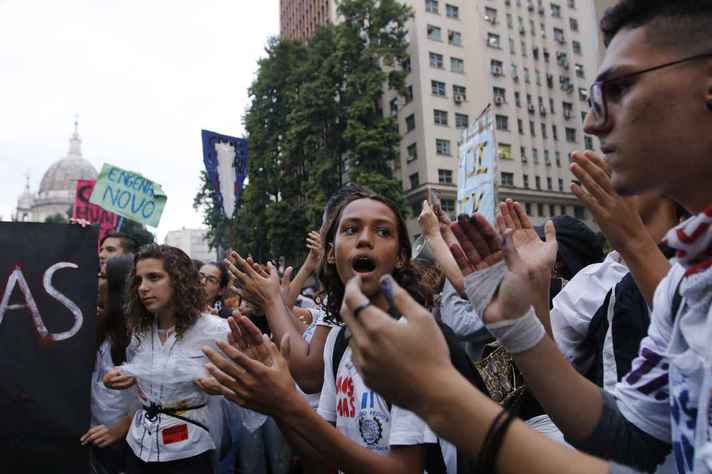 Estudantes foram a rua para manifestação contra o bloqueio de verbas da educação no dia 15 de maio