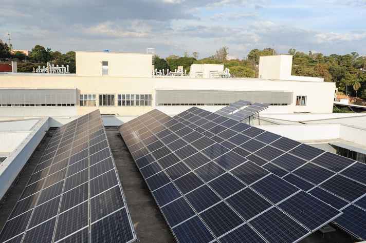 Usina fotovoltaica, como a que que funciona da Escola de Engenharia, pode ser fonte alternativa de energia no campus