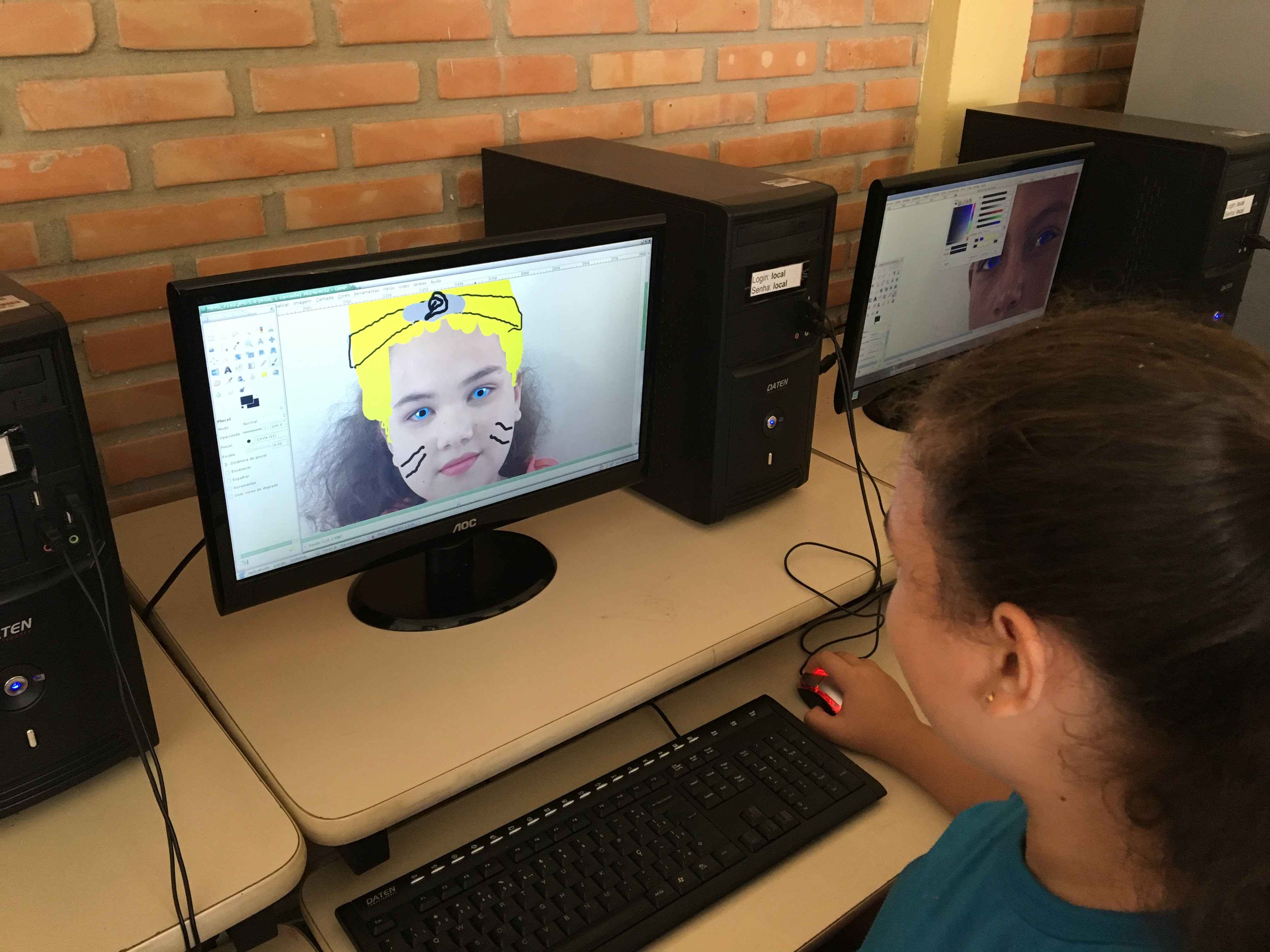Estudante diante de seu rosto modificado por programa de computador
