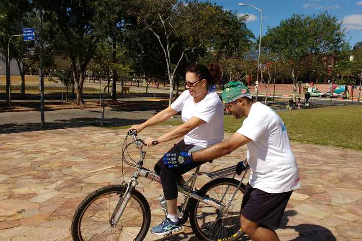 Voluntário do grupo Bike Anjo com servidora Denise Castro