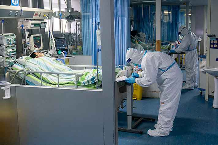 Coronavirus – Peng Zhiyong , chefe do departamento de medicina intensiva do Hospital Zhongnan, verifica o registro do diagnóstico de um paciente na UTI