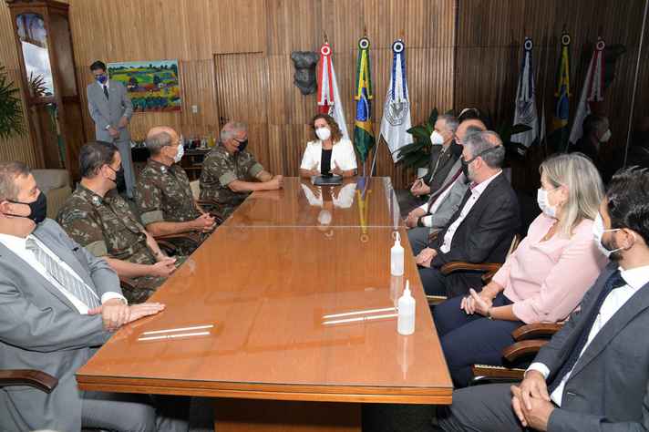 Encontro no gabinete da reitora Sandra Goulart reuniu representantes do Exército e da UFMG