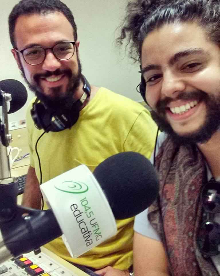 O apresentador Filipe Sartoreto e Mamutte no estúdio da UFMG Educativa