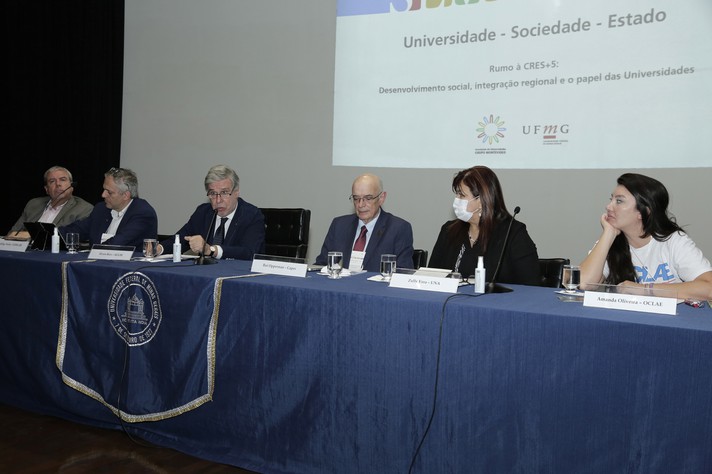 A coordenação da mesa foi feita por Alvaro Rico, secretário executivo da Associação das Universidades do Grupo Montevidéu (ao centro, ao microfone)