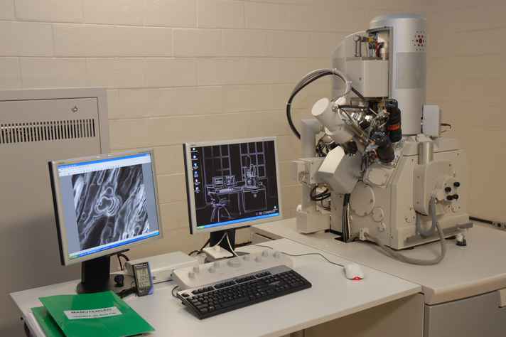 Equipamento do Centro de Microscopia da UFMG usado para microscopia eletrônica